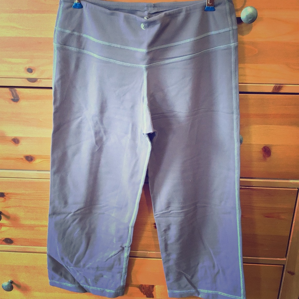 Cropped yoga pants, slate color